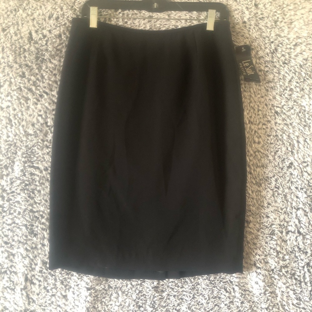 Women’s  Le Suite Black Knees Length Skirt Size 8p with Tag